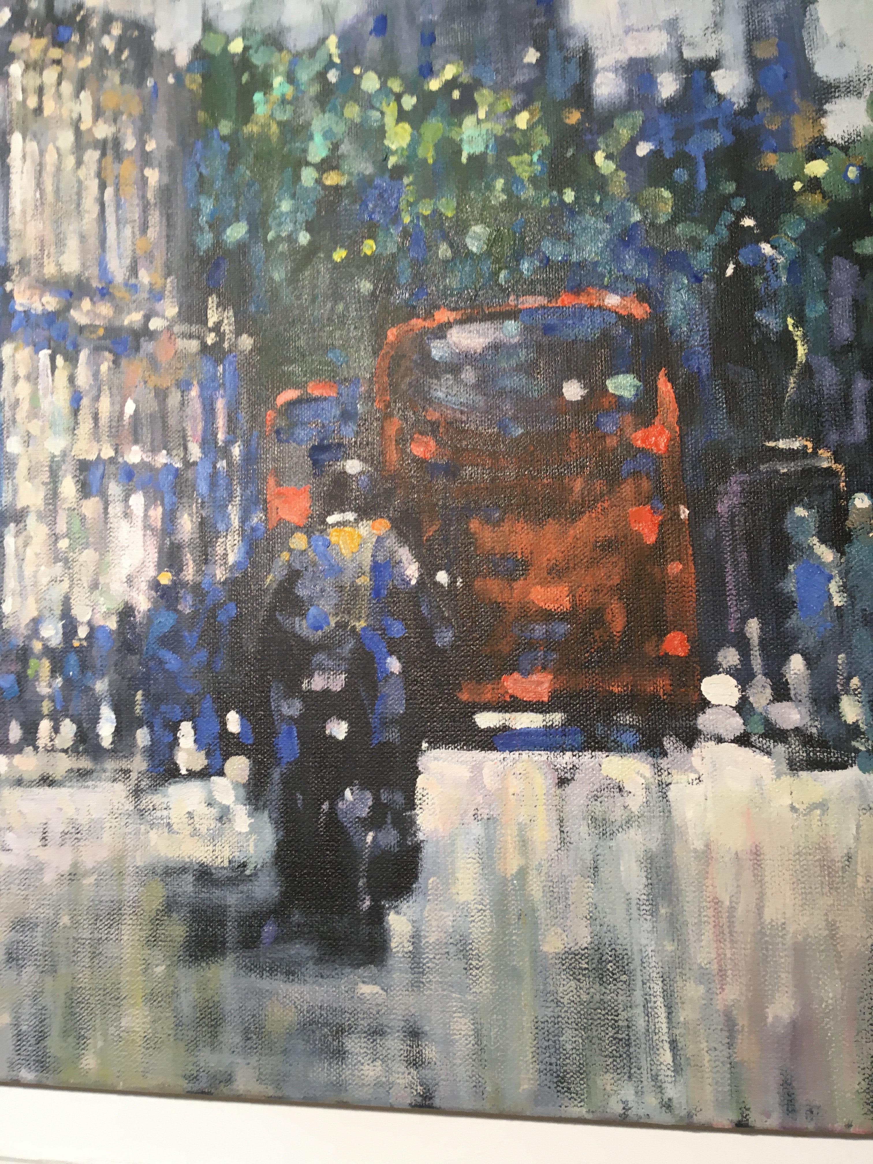 Whitehall de día - impresionismo contemporáneo Paisaje urbano londinense tráfico pianting - Figurative Painting Gris de David Hinchliffe