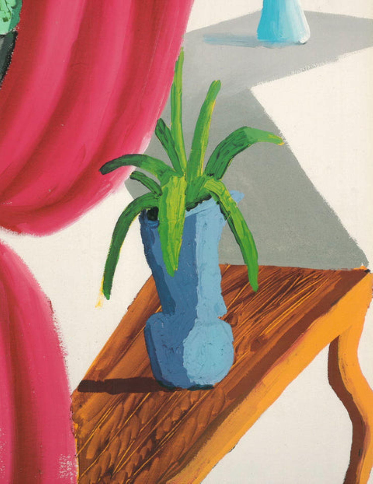 Stilleben mit magentafarbenem Vorhang von David Hockney im Angebot 3