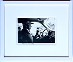 David Hockney und Stanley auf der Fahrt durch die Hollywood Hills (von David Hockney handsigniert)