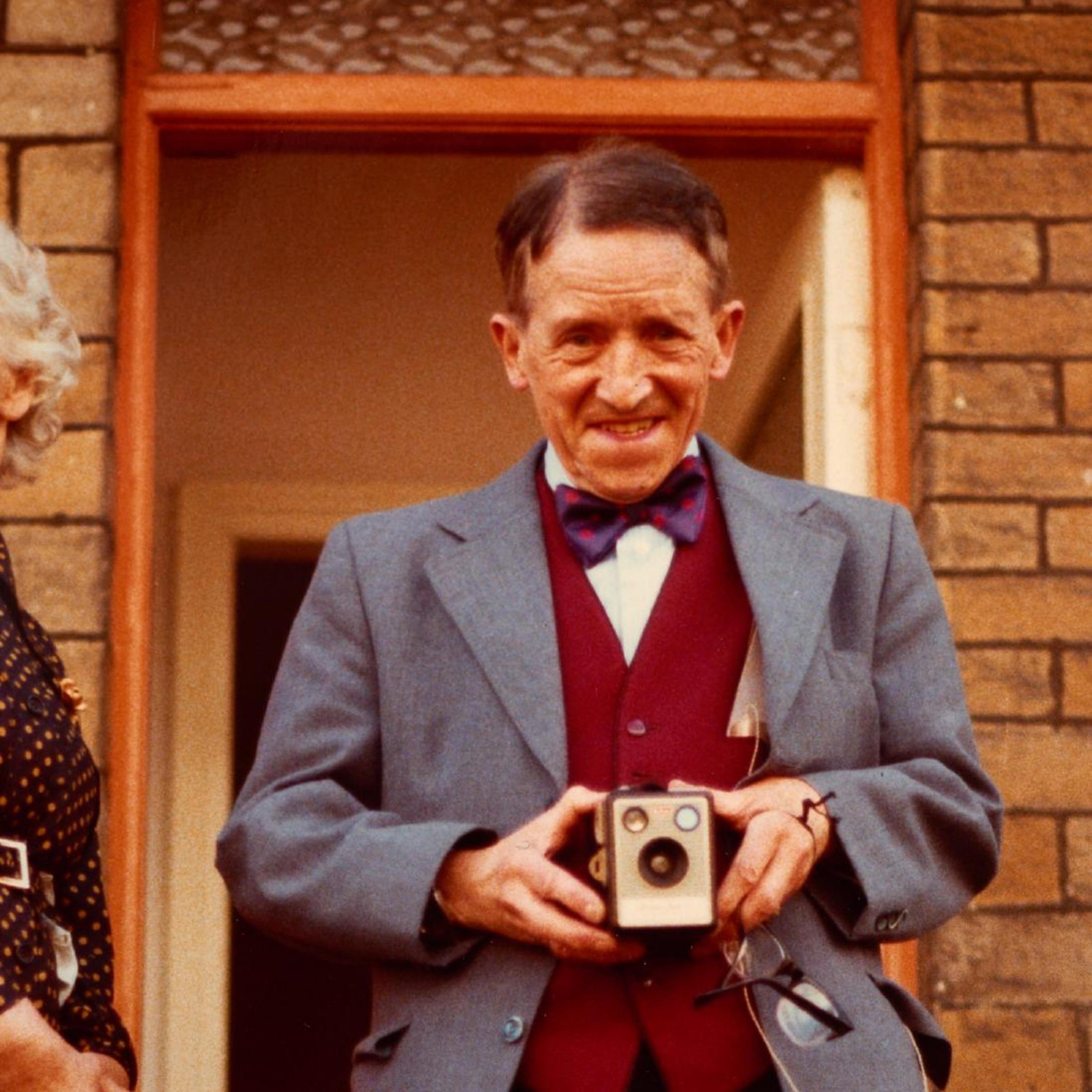 David Hockney
Meine Eltern, aus der Collection von Ileana Sonnabend, 1976
Chromogener Druck
10 × 8 1/2 Zoll
Auf der Vorderseite mit Tinte signiert und nummeriert 28/80
Ungerahmt
Dieses Vintage-Foto - ein Valentinsgruß an die Eltern des Künstlers -