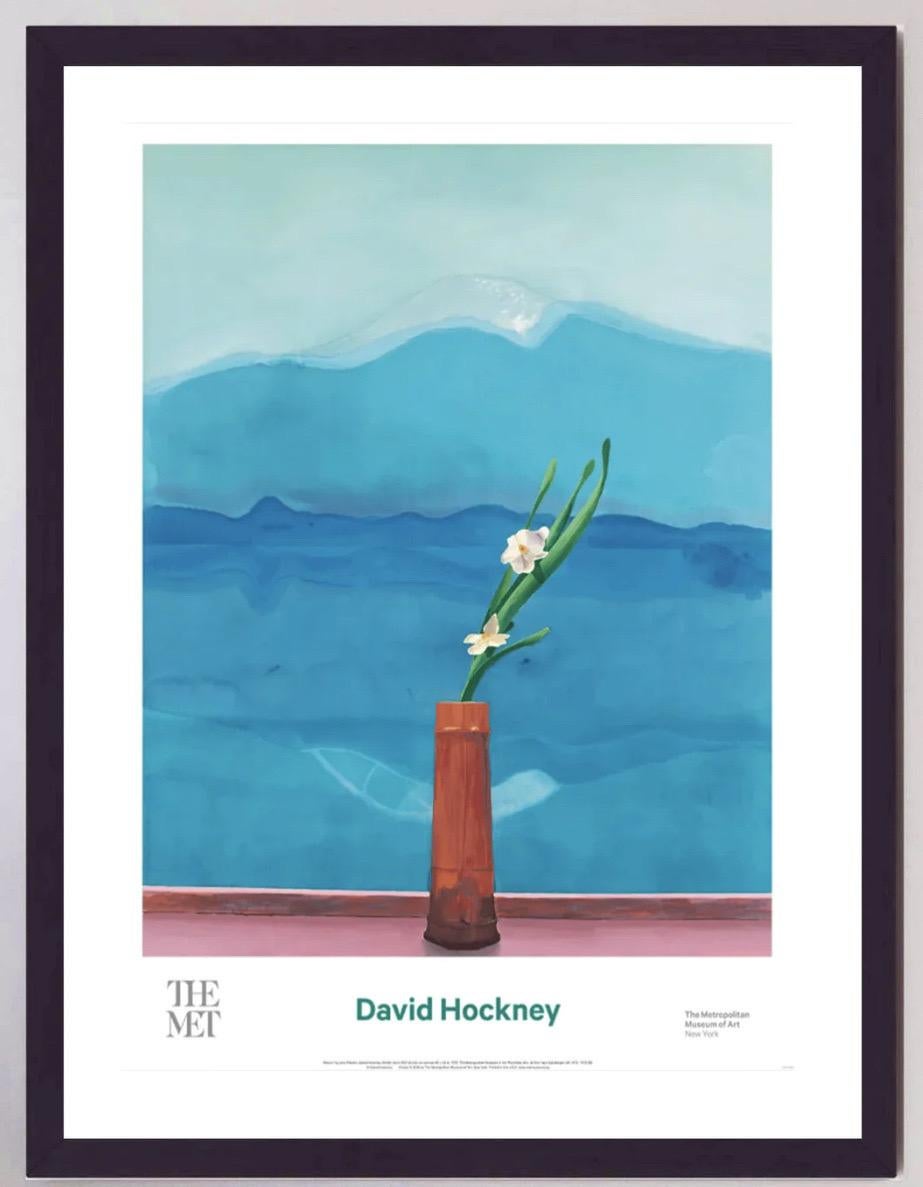 David Hockney, Berg Fuji und Blumen, 2016

Offsetlithographie

63,5 x 86,5 cm (ungerahmt)
67 x 93,5 cm (gerahmt) 

Originalplakat des MET mit Hockneys Gemälde "Mount Fuji and Flowers" von 1972

Inklusive Echtheitszertifikat, ausgestellt von der