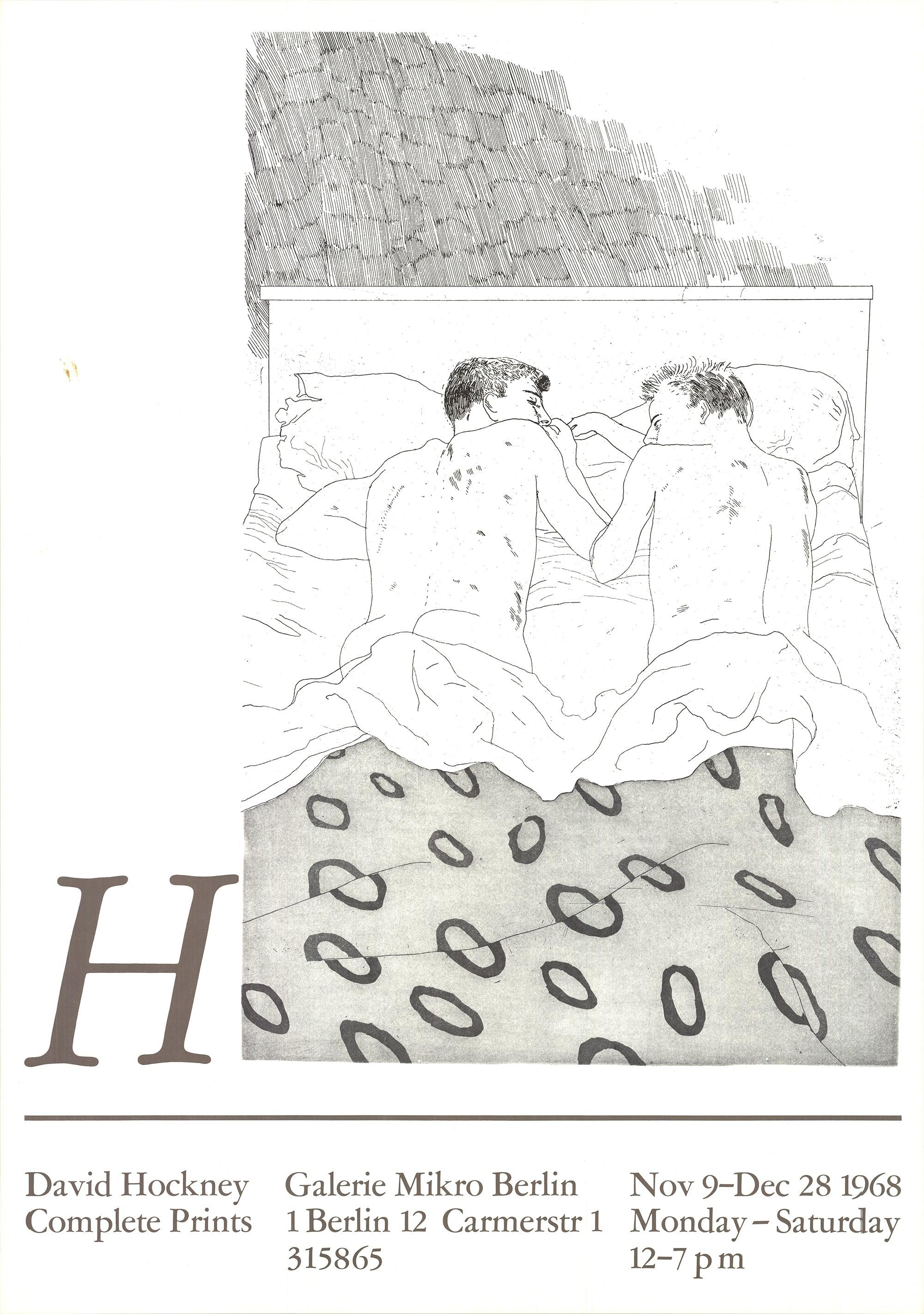 Cette affiche d'exposition en édition originale a été créée pour l'exposition Complete Prints de David Hockney à la Galerie Mikro à Berlin en 1968. Elle représente l'œuvre d'art Deux garçons âgés de 23 ou 24 ans de la C.P.C. Série Cavafy, créée à