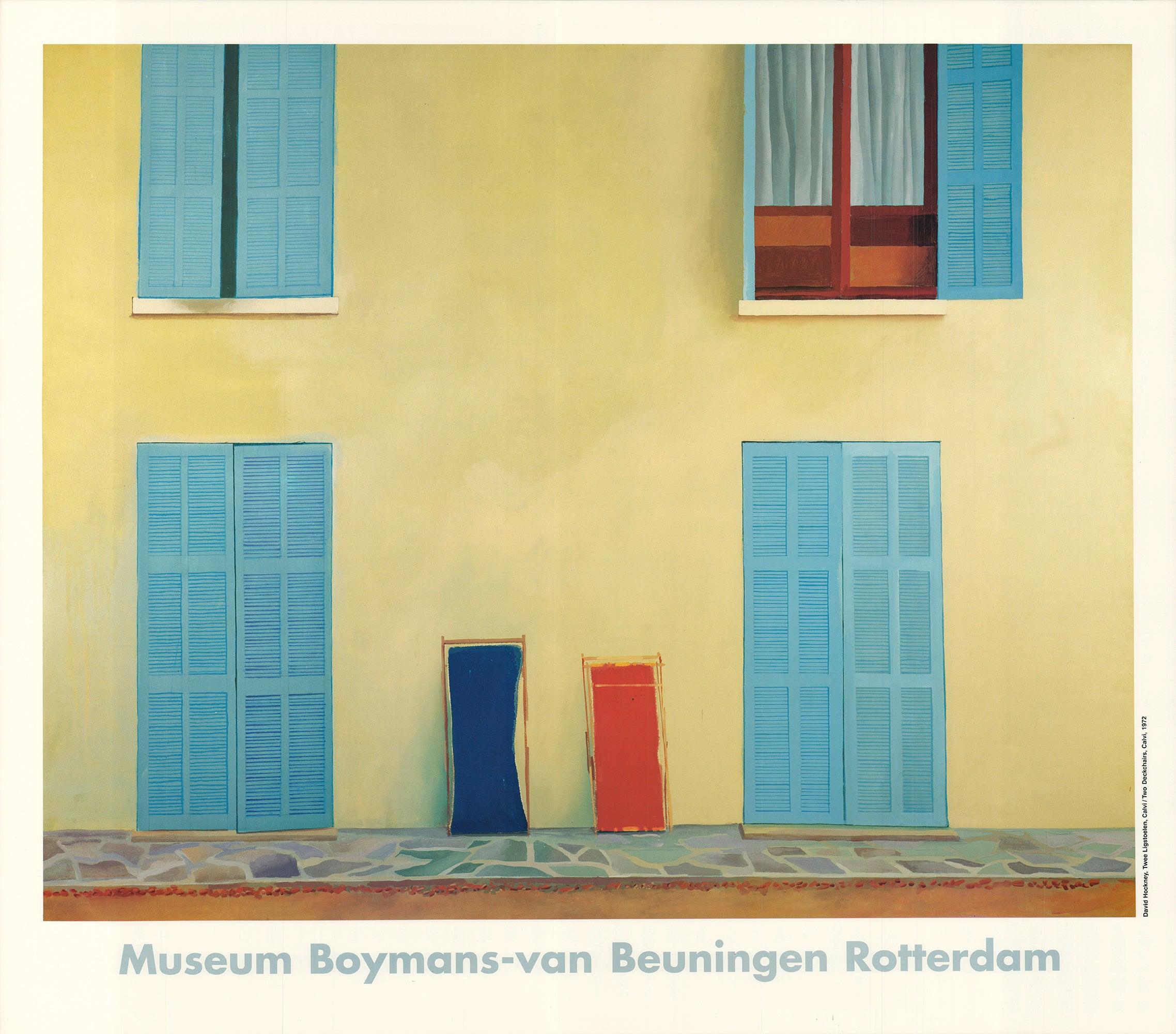Cartel de exposición creado para el Museo Boymans-van Beuningen de Rotterdam, en el que se muestra la obra de David Hockney Dos tumbonas, Calvi. Con sus colores atrevidos y su encanto iluminado por el sol, esta imagen capta el estilo inconfundible y