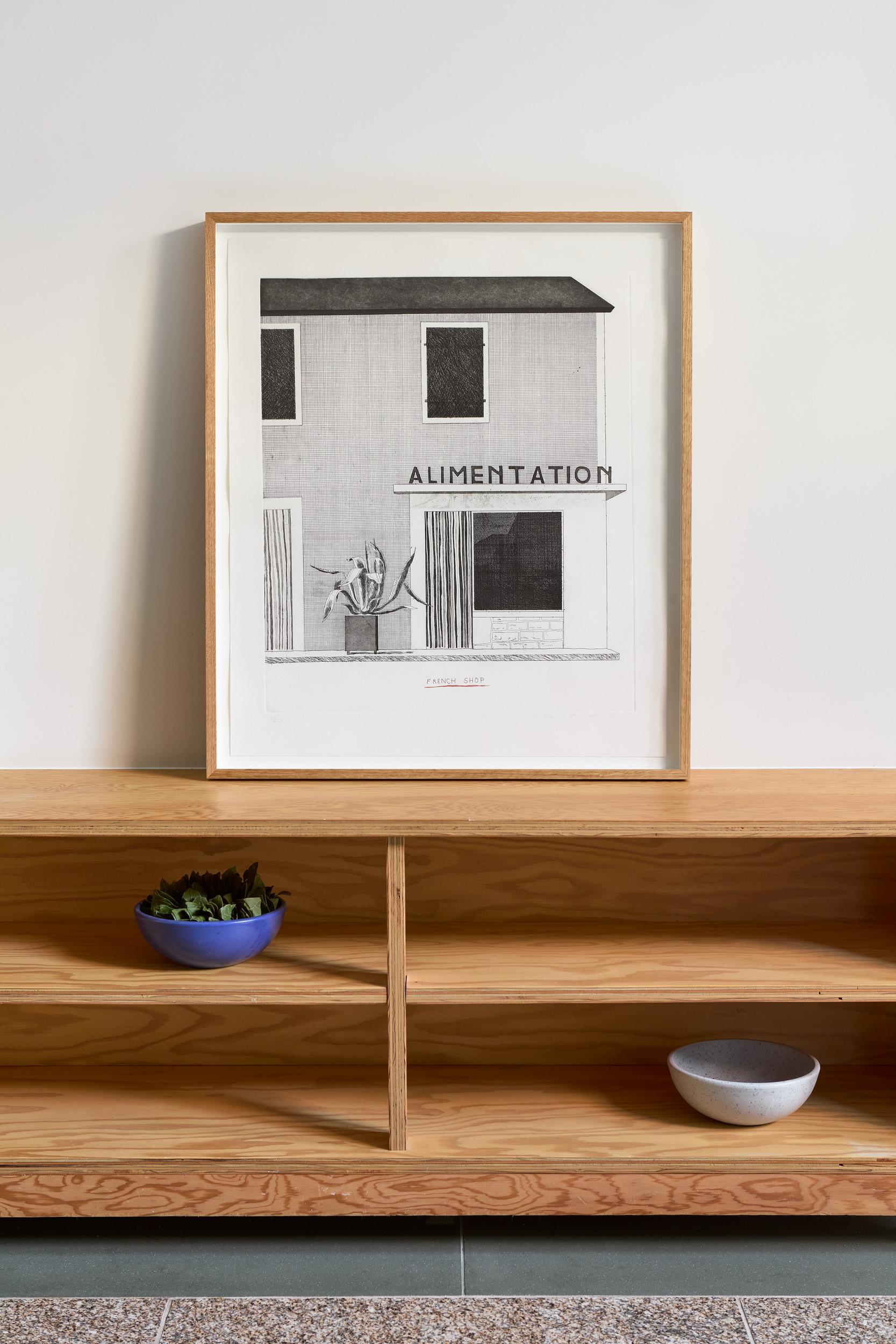 Boutique française, 1971
David Hockney

Gravure à l
aquatinte sur papier moulé Rives BFK
Signé, daté et numéroté
Tiré de l
édition de 500
Imprimé par Print Shop, Amsterdam
Publié par Observer, Londres
Plaque : 54 × 46 cm (21.3 × 18.1 in)
Feuille :