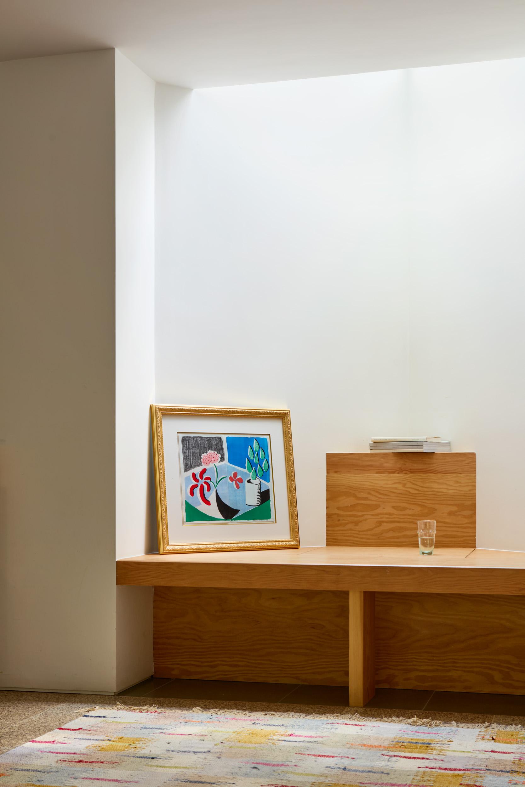 Flores rojas y hojas verdes, Separar -- Imprimir, Hecho en casa, Naturaleza muerta de Hockney - Still-Life Print Gris de David Hockney