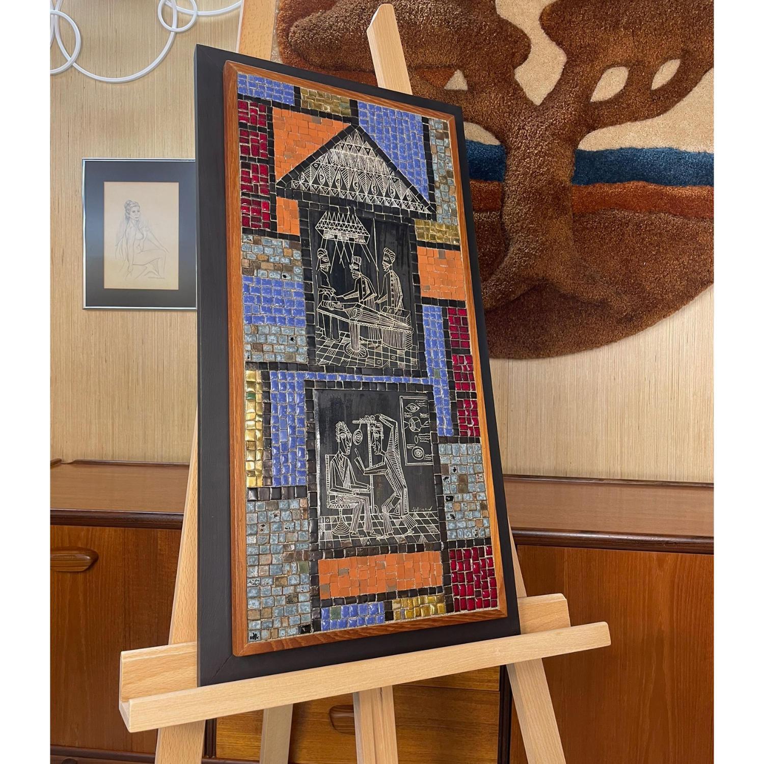 Panel artístico de mosaico de la época moderna de mediados de siglo, obra del célebre artista David Holleman (1927-2020). Holleman es un artista prolífico con una larga carrera que abarca la mayor parte del siglo XX y lo que va del XXI. Durante el