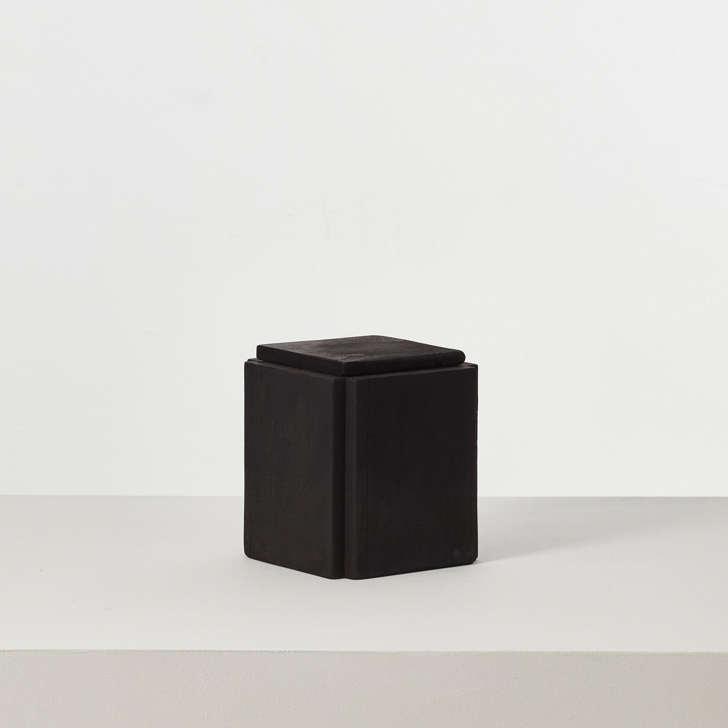 Questa collezione di vasi in legno carbonizzato è stata ricavata da un assortimento di ritagli trovati nel laboratorio di David Horan. Le dimensioni di ogni pezzo di sapele, ciliegio e piano di Londra sono soggette a una formula ideata dal designer,