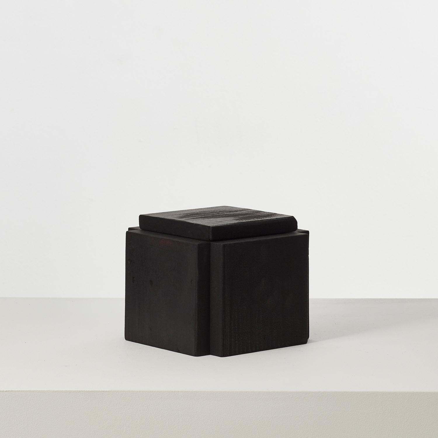 Questa collezione di vasi in legno carbonizzato è stata ricavata da un assortimento di ritagli trovati nel laboratorio di David Horan. Le dimensioni di ogni pezzo di sapele, ciliegio e piano di Londra sono soggette a una formula ideata dal designer,