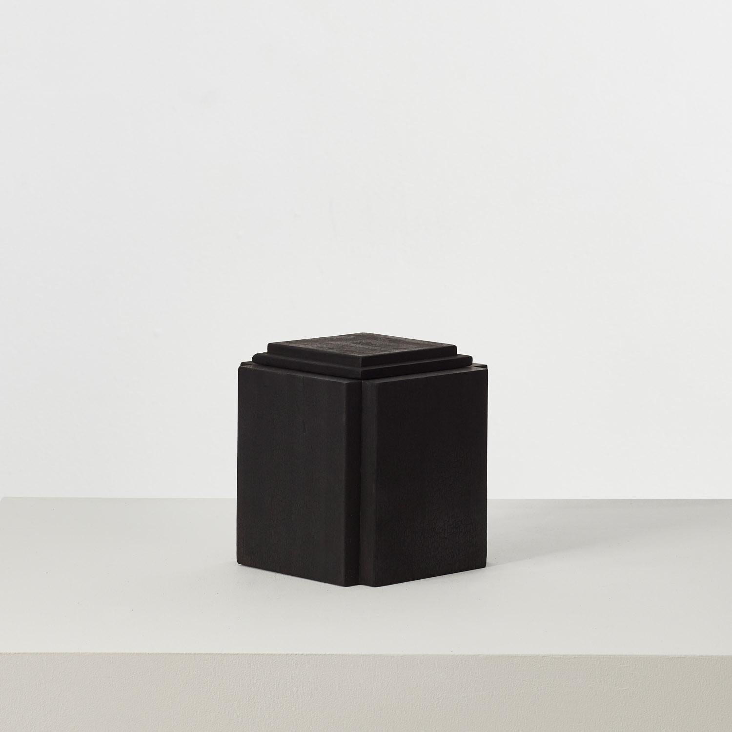 Questa collezione di vasi in legno carbonizzato è stata ricavata da un assortimento di ritagli trovati nel laboratorio di David Horan. Le dimensioni di ogni pezzo di sapele, ciliegio e piano di Londra sono soggette a una formula ideata dal designer,