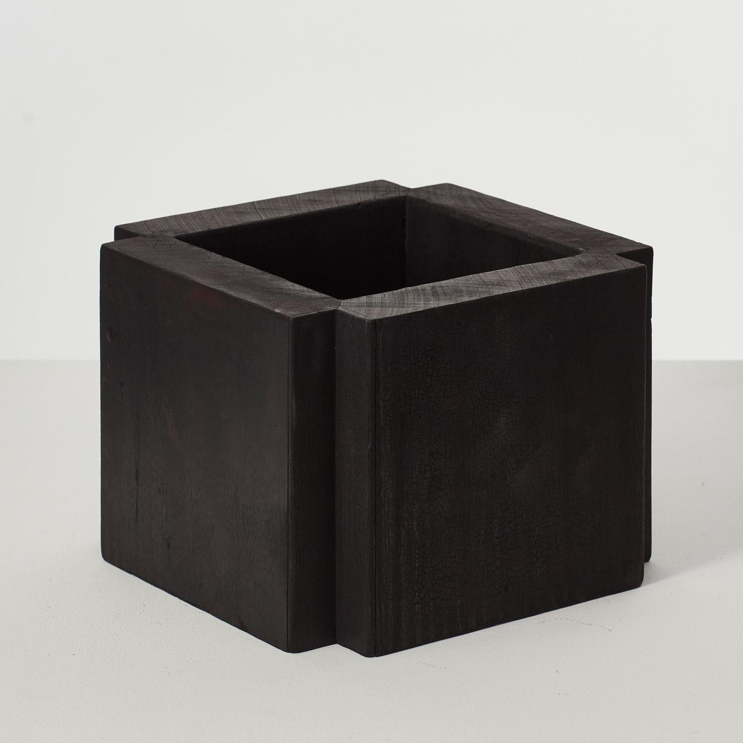 XXI secolo e contemporaneo David Horan vascello in legno carbonizzato - Regno Unito, 2024 in vendita