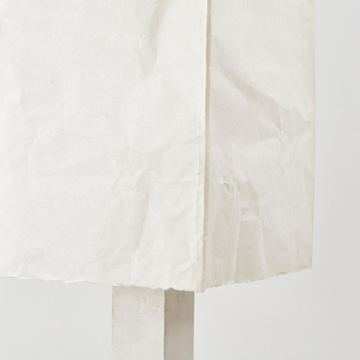 David Horan Lampadaire en papier en finition polie pour Béton Brut, Royaume-Uni, 2022. en vente 4