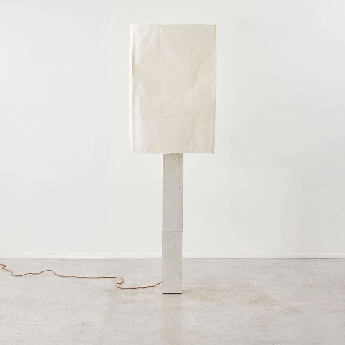 Poli David Horan Lampadaire en papier en finition polie pour Béton Brut, Royaume-Uni, 2022. en vente