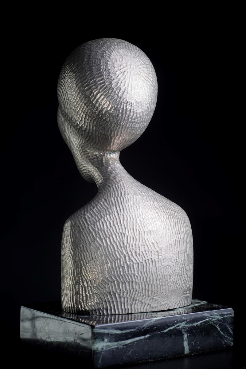 David Hostetler, geschnitzte Nickle-Skulptur, Silber, moderne weibliche Büste, 1980er Jahre im Angebot 3