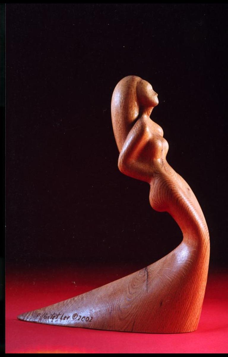 David Hostetler - Jazz Singer - Sculpture en bois pâle sculptée - Femme contemporaine