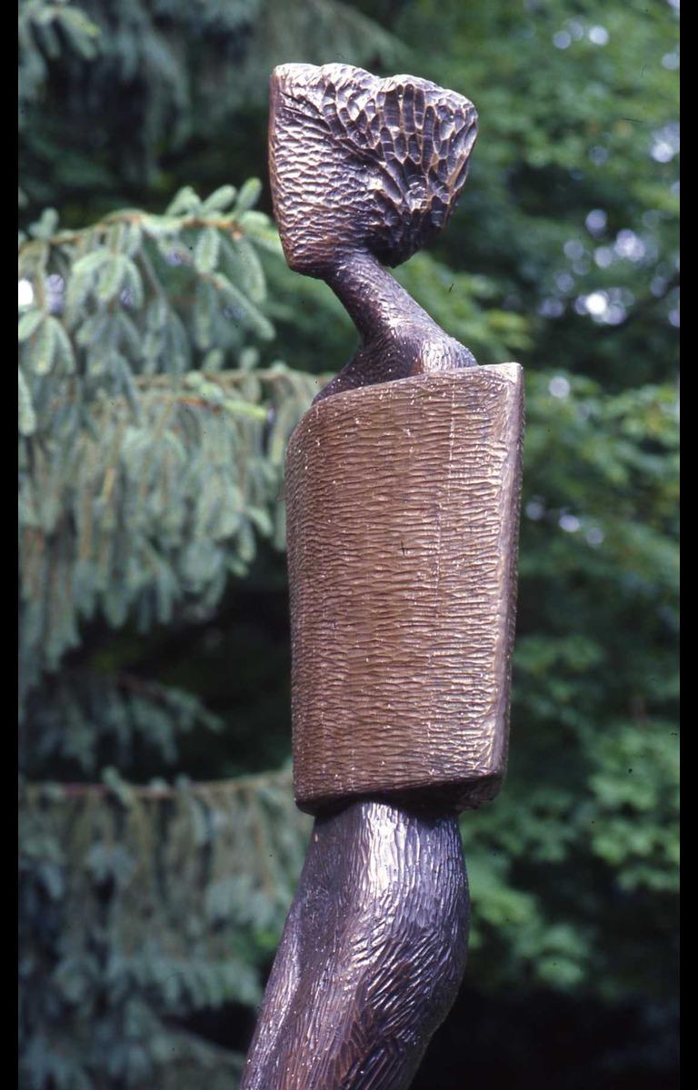 Sculpture de David Hostetler  Femme africaine figurative par commission  en vente 1