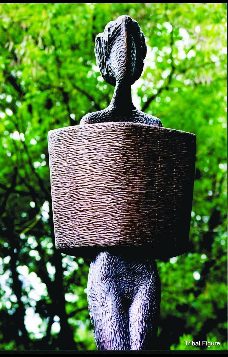 Sculpture de David Hostetler  Femme africaine figurative par commission  en vente 3