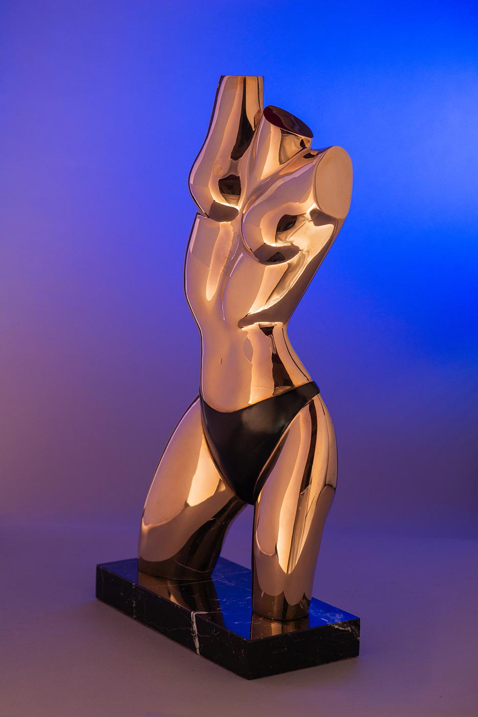David Hostetler talló el original de madera para esta fundición de bronce en 1960. An He utilizó una tabla de madera exótica que obtuvo en el Astillero Naval de Brooklyn. Sólo te das cuenta de la estrechez de la talla original cuando la giras de