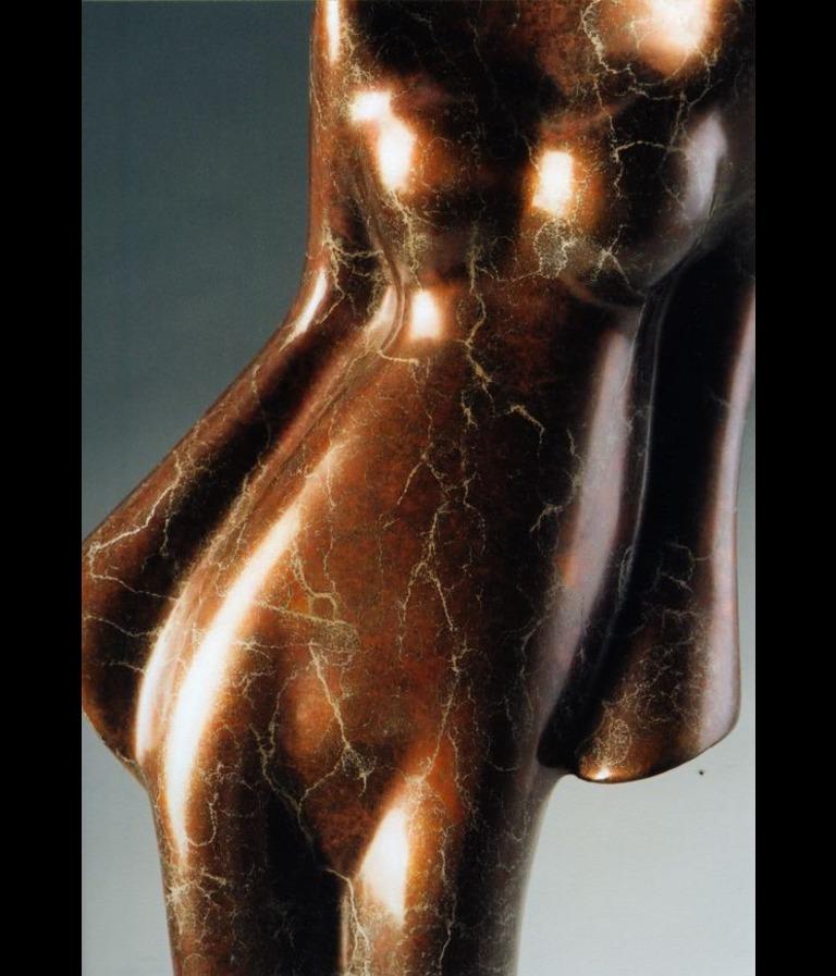 David Hostetler Weibliche Bronzeskulptur Figurativ Art Deco Brown Im Auftrag  im Angebot 1