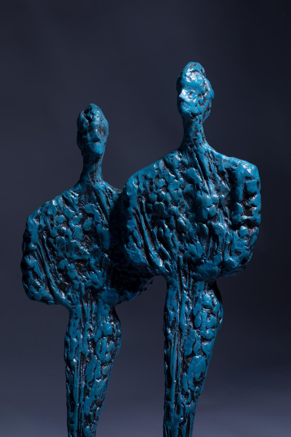Scultura a doppia figura Blu Superficie ruvida Coppia fusa Insieme Legami Trump - Sculpture di David Hostetler