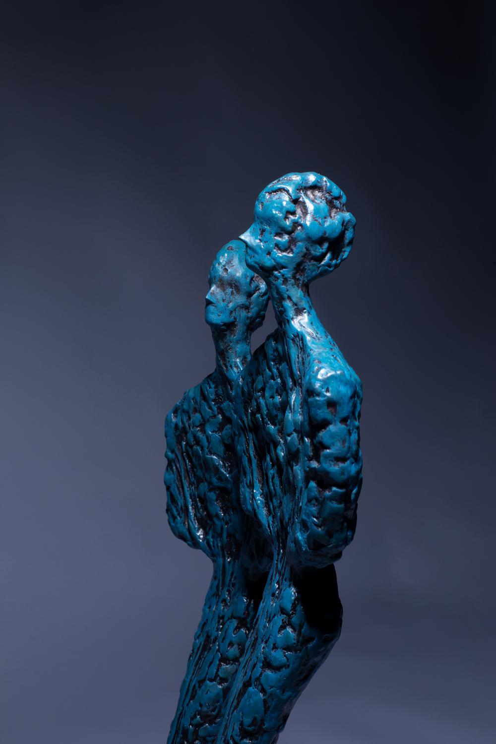 Scultura a doppia figura Blu Superficie ruvida Coppia fusa Insieme Legami Trump in vendita 2