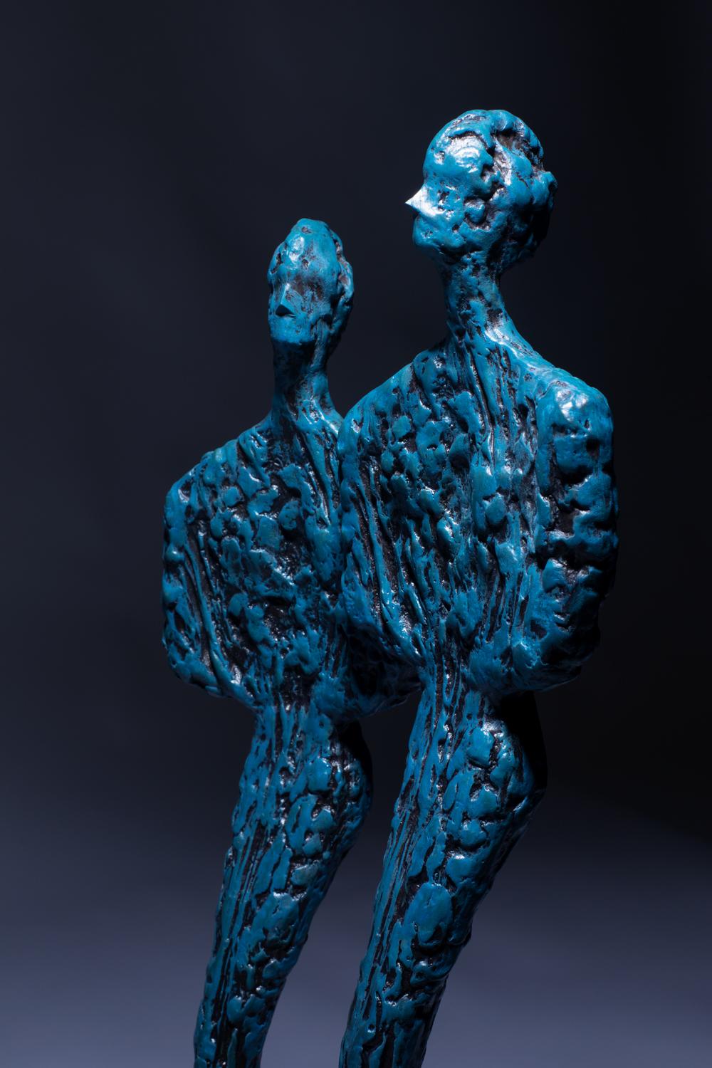 Scultura a doppia figura Blu Superficie ruvida Coppia fusa Insieme Legami Trump in vendita 3