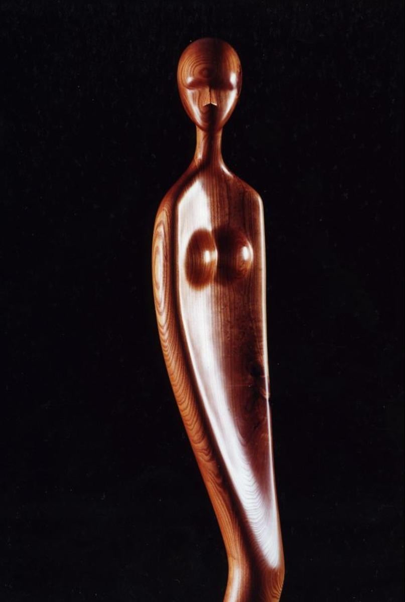David Hostetler, weibliche figurative Holzskulptur in Beige im Angebot 2