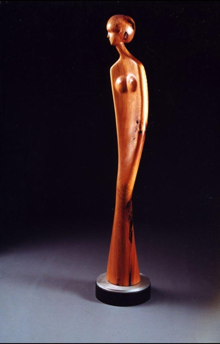 David Hostetler, weibliche figurative Holzskulptur in Beige