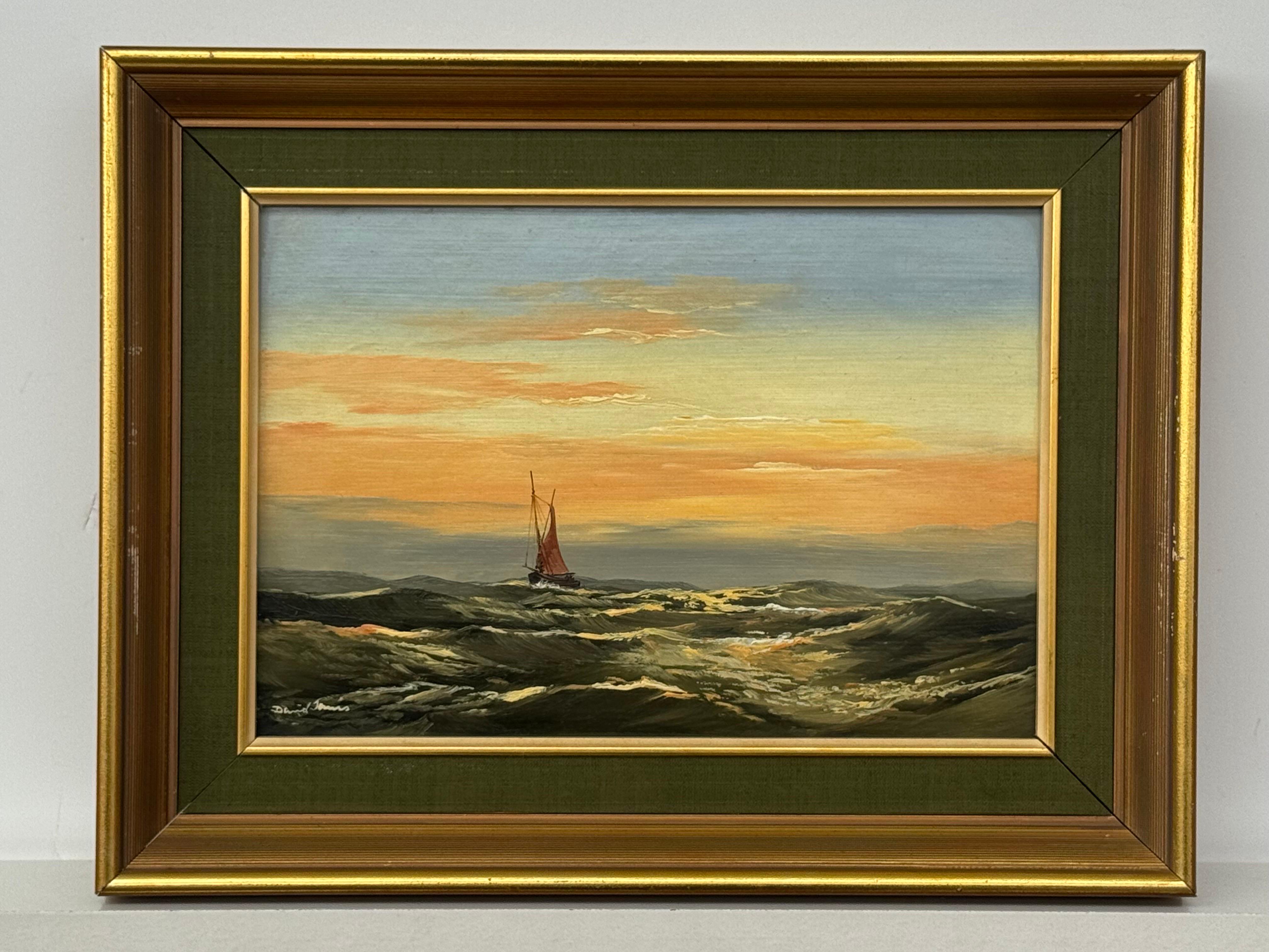 Paysage marin au coucher du soleil avec un bateau aux voiles rouges et un ciel lumineux sur la houle de l'océan - Huile Vintage de l'Artiste Britannique, David James. Les ciels dramatiques et les magnifiques reflets sont une caractéristique de cet