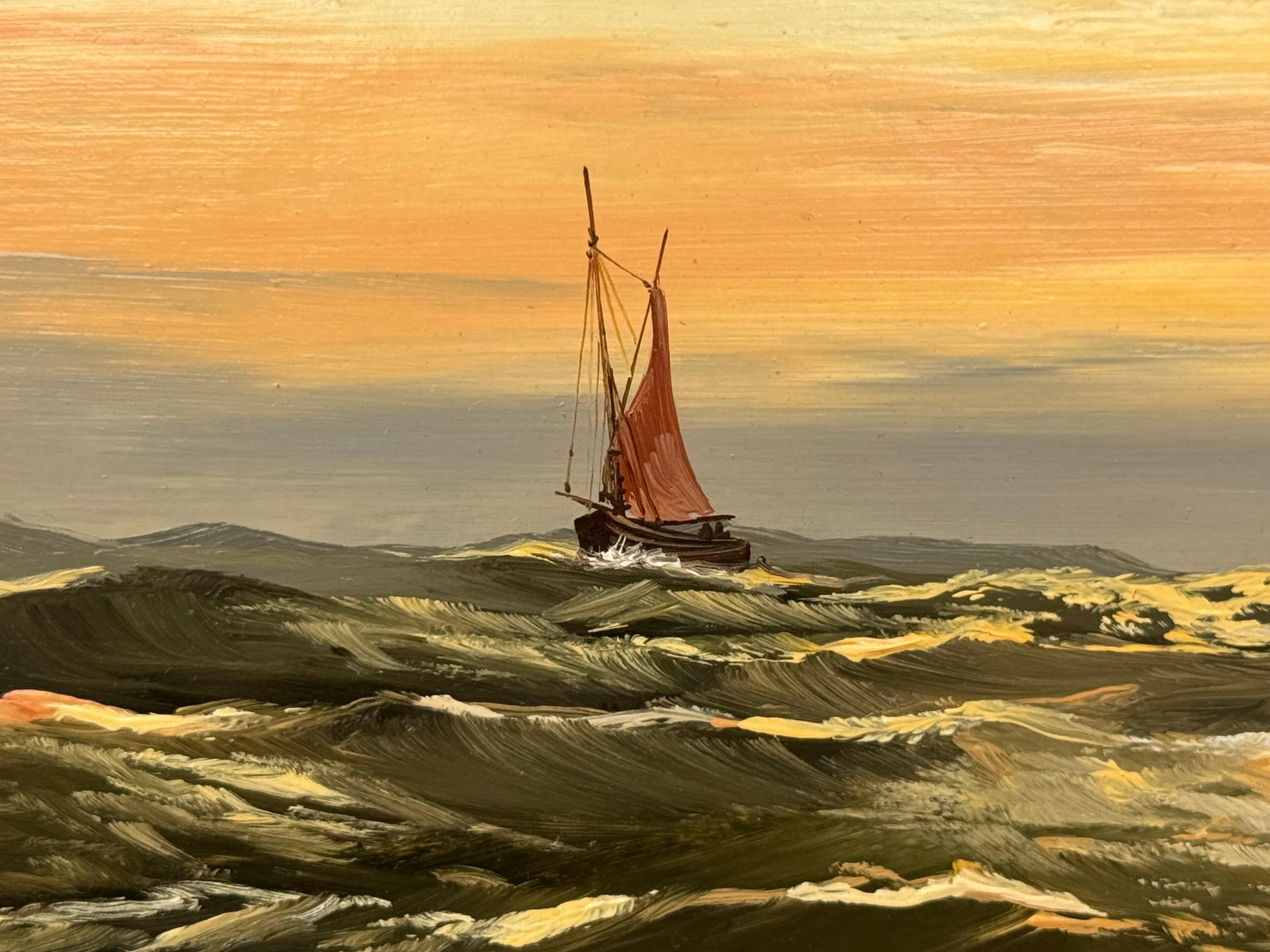 Paysage marin au coucher du soleil avec bateau à voiles rouges et ciel lumineux sur la houle de l'océan huile vintage en vente 2
