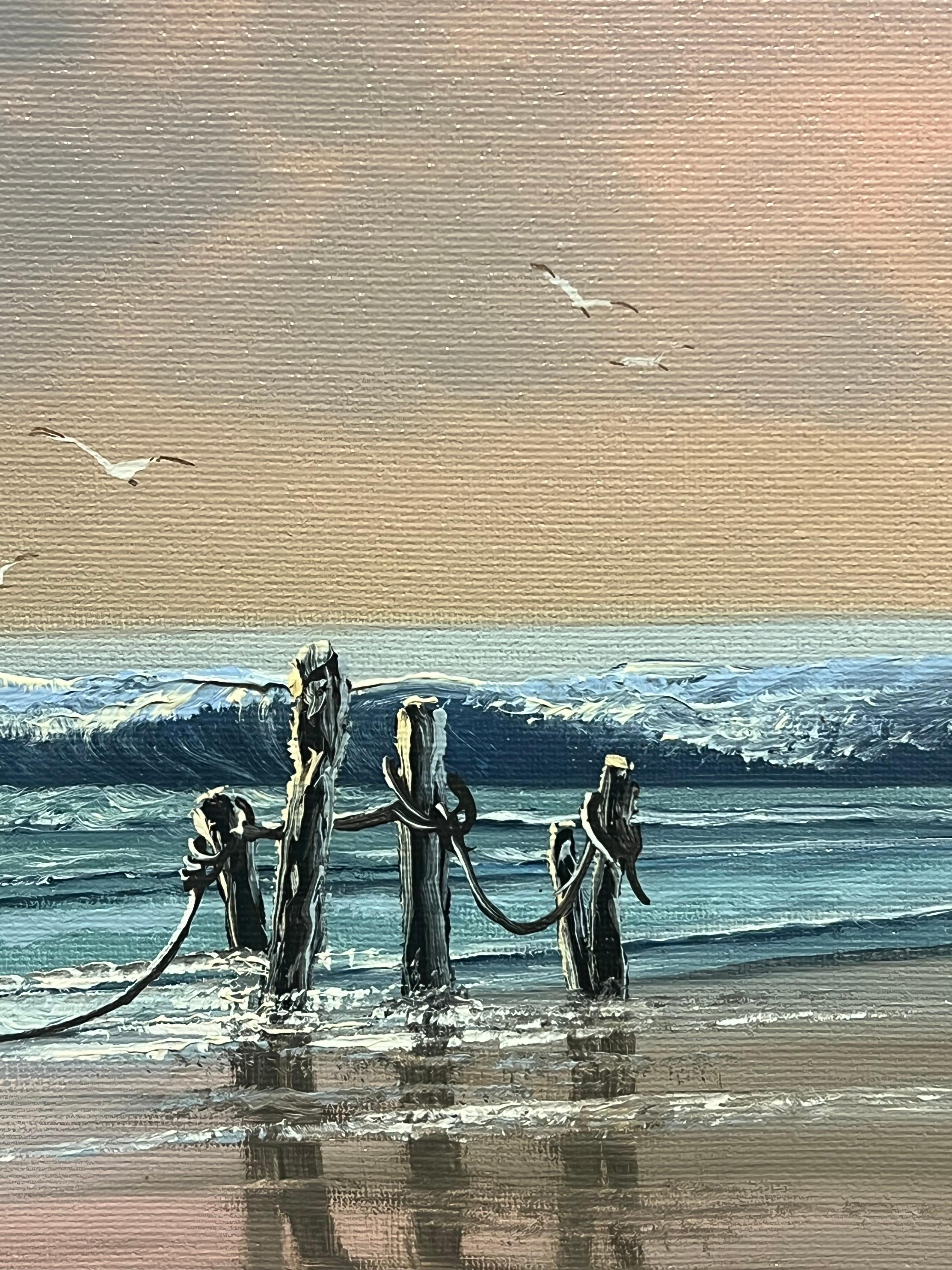 Olio firmato Scena di spiaggia con barche da pesca ormeggiate e onde che si infrangono al tramonto in vendita 1