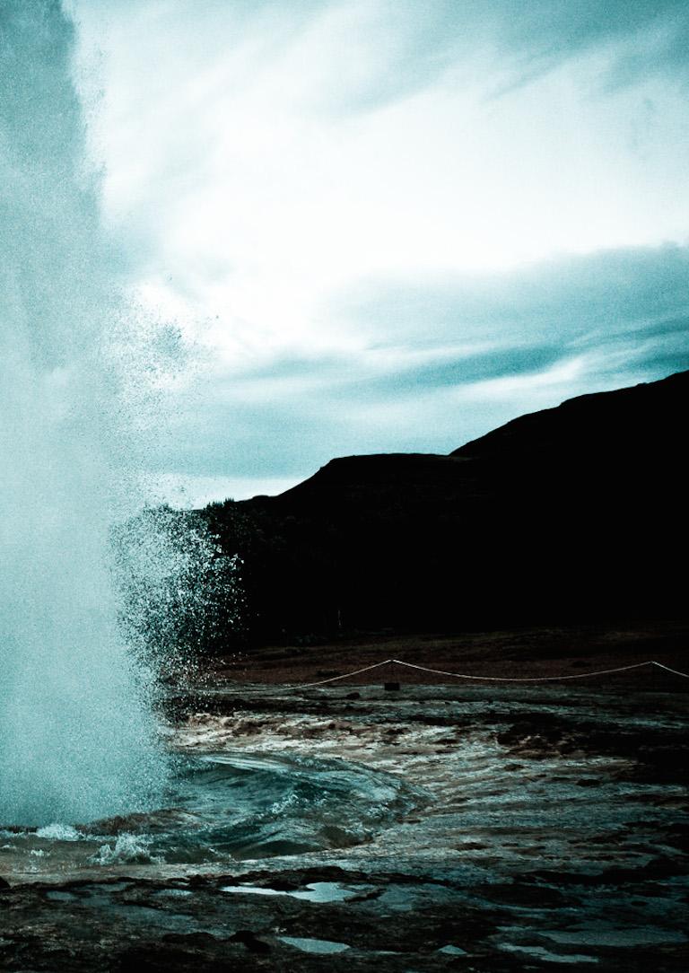 Geyser n°1, photographie de nu en couleur - Contemporain Photograph par David Jay