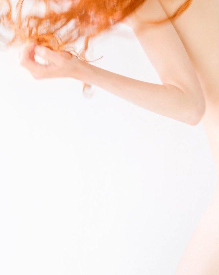 Nude Color Photographie #7 - Blanc Nude Photograph par David Jay