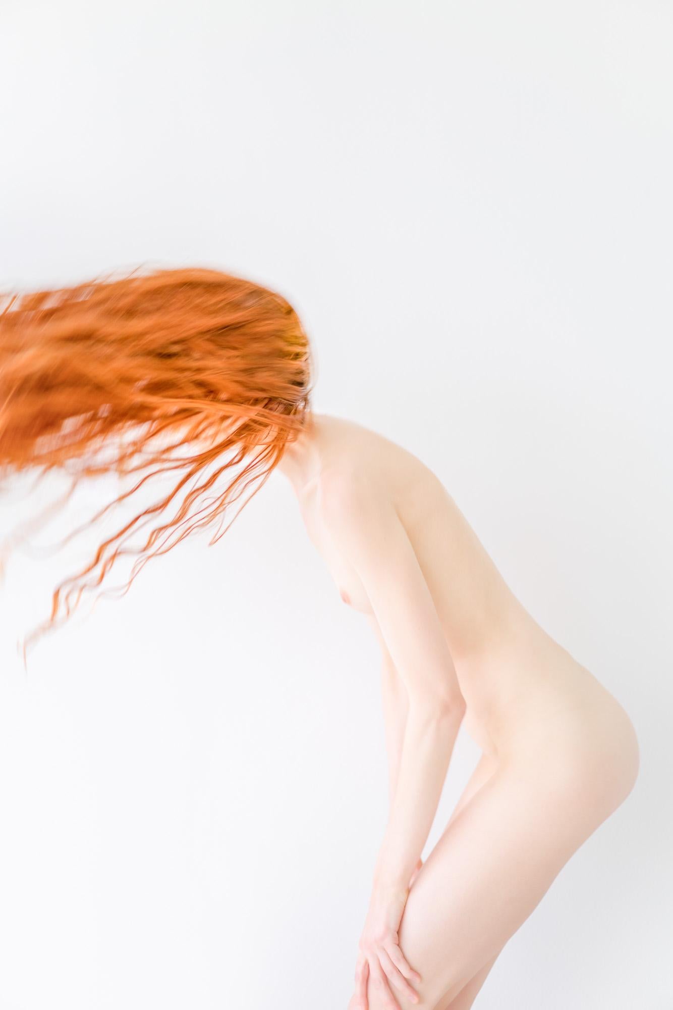ROUGE ! Polyptyque  #1-7-6-4-12 . Photographie de nus en couleur. - Gris Color Photograph par David Jay