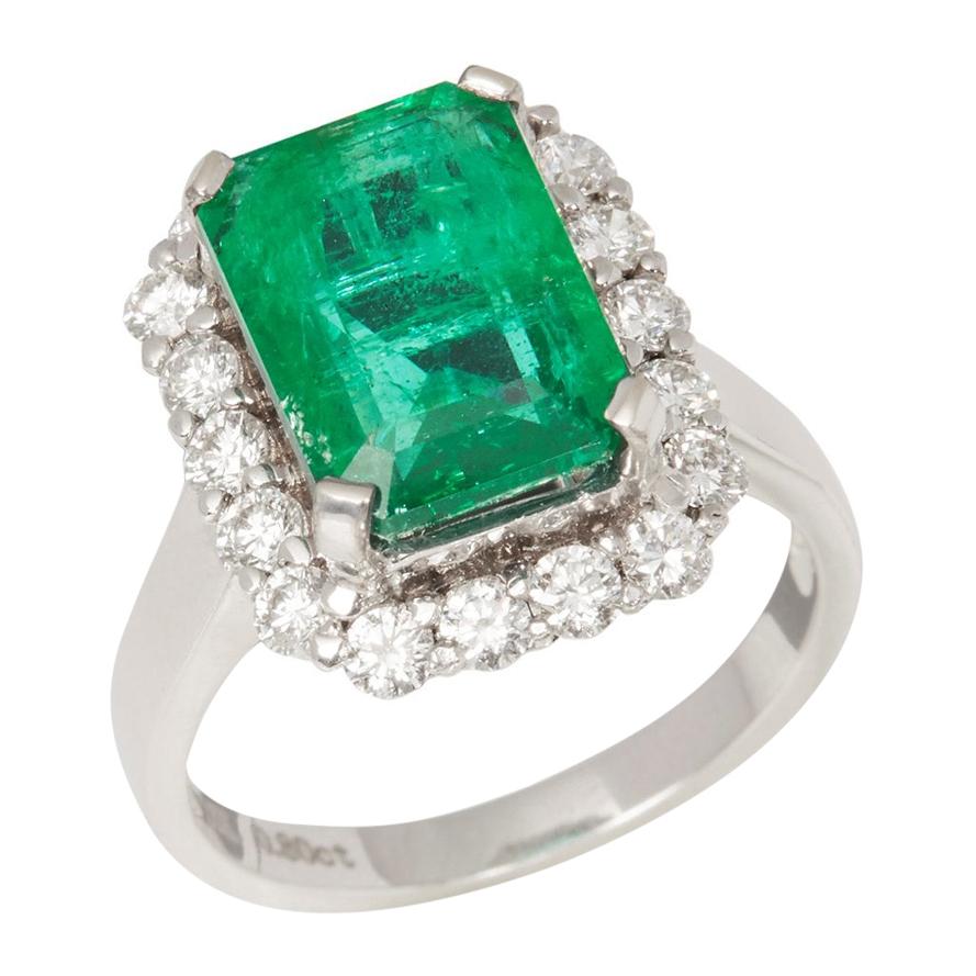 Zertifizierter 4,58 Karat Smaragdschliff Smaragd und Diamantring aus 18 Karat Gold