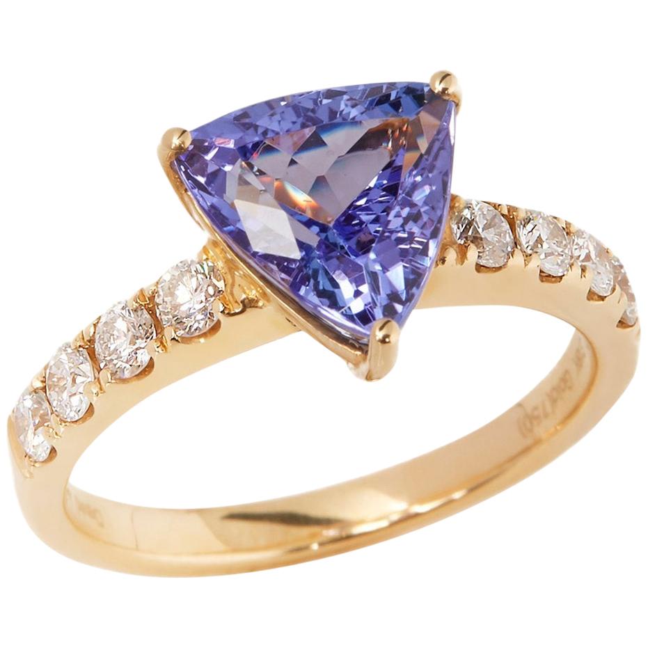 Certified 2.82ct Triangular cut Tanzanite and Diamond 18ct gold ring For Sale
