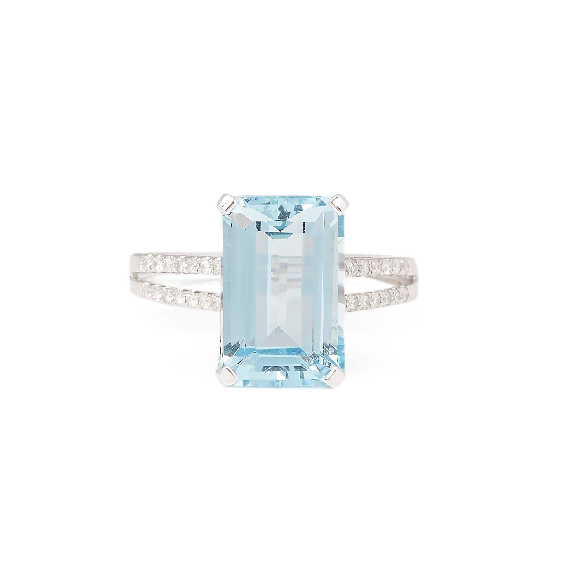 This ring designed by David Jerome is from his private collection and features one Emerald cut Aquamarine totalling 5.22cts sourced in Brazil. Set with round brilliant Cut diamonds totalling 0.20cts mounted in an 18k white gold setting. UK finger