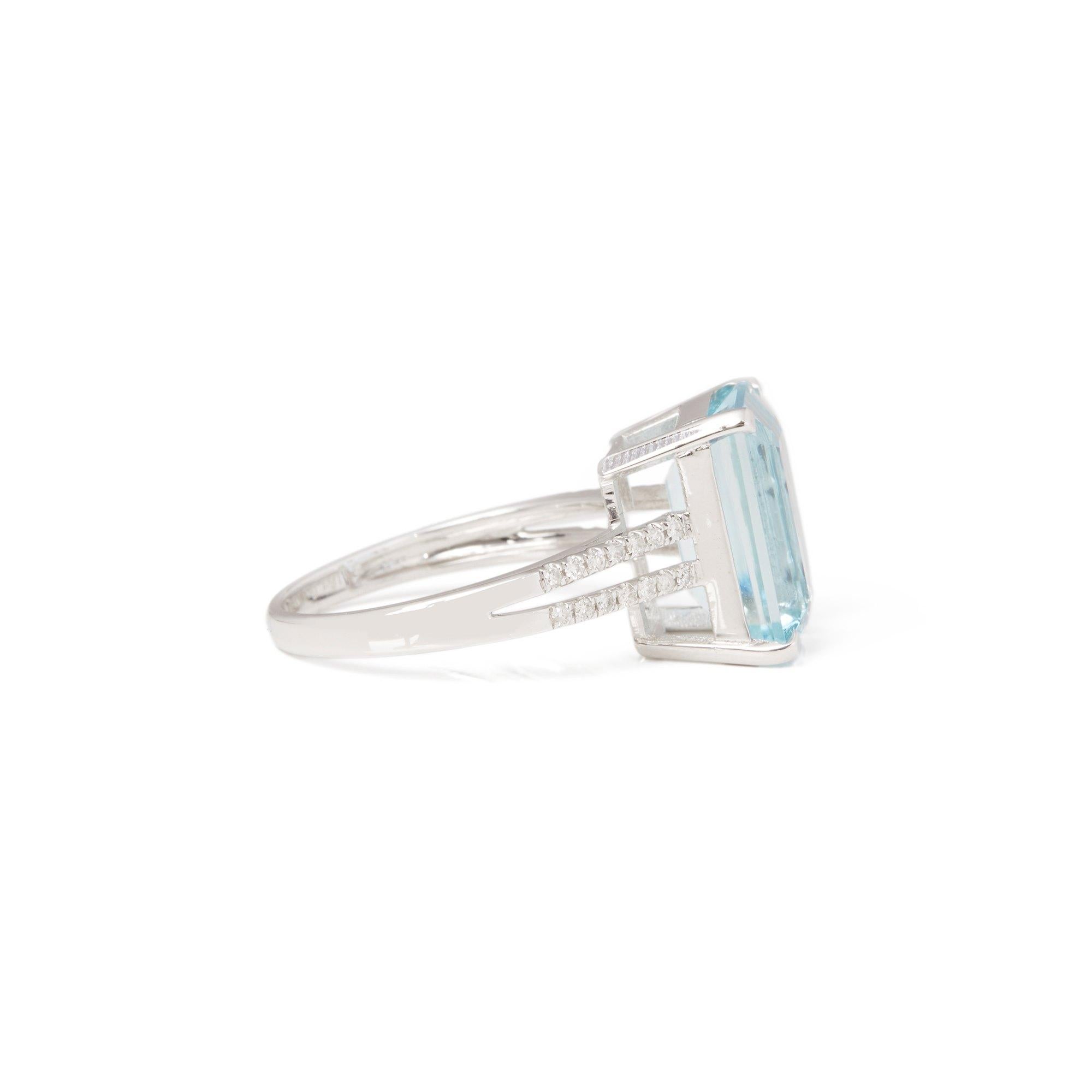 Certified 5.22ct Emerald Cut Aquamarine and Diamond 18ct Gold Ring In Excellent Condition For Sale In Bishop's Stortford, Hertfordshire