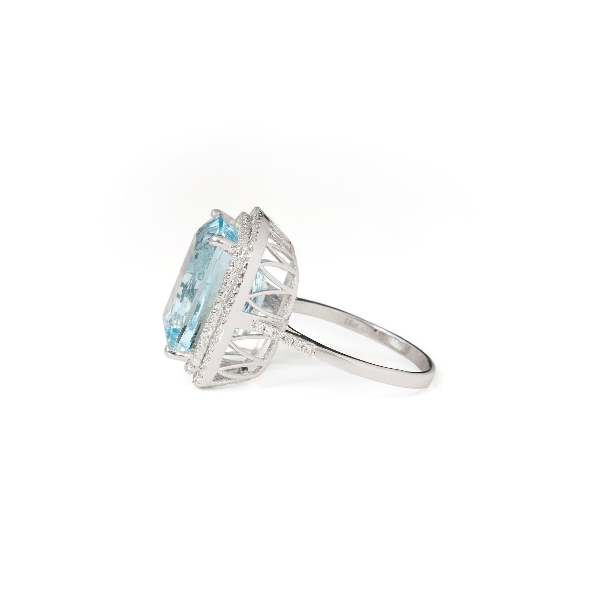 Zertifizierter 12,56 Karat brasilianischer Aquamarin im Kissenschliff und Diamantring aus 18 Karat Gold im Zustand „Neu“ im Angebot in Bishop's Stortford, Hertfordshire