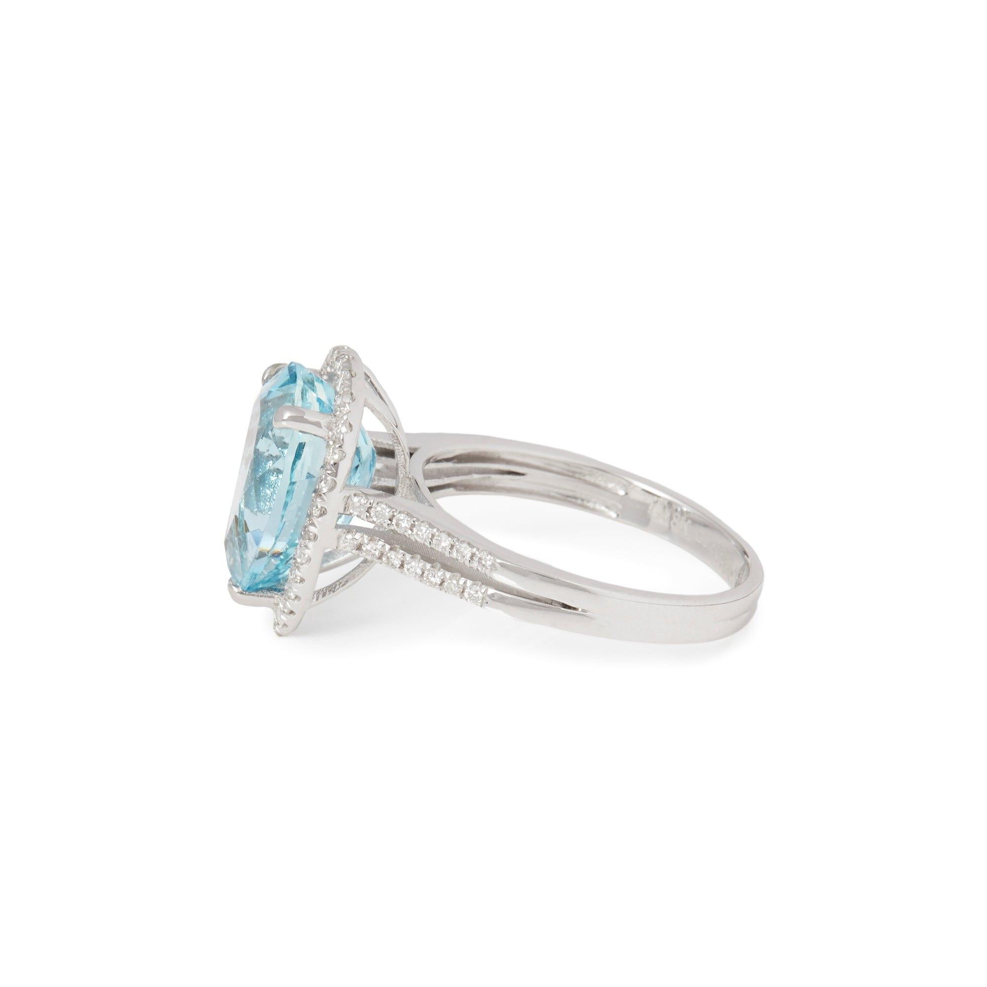 Contemporary Certified 3.95ct Brazilian Aquamarine and Diamond 18ct gold Ring For Sale