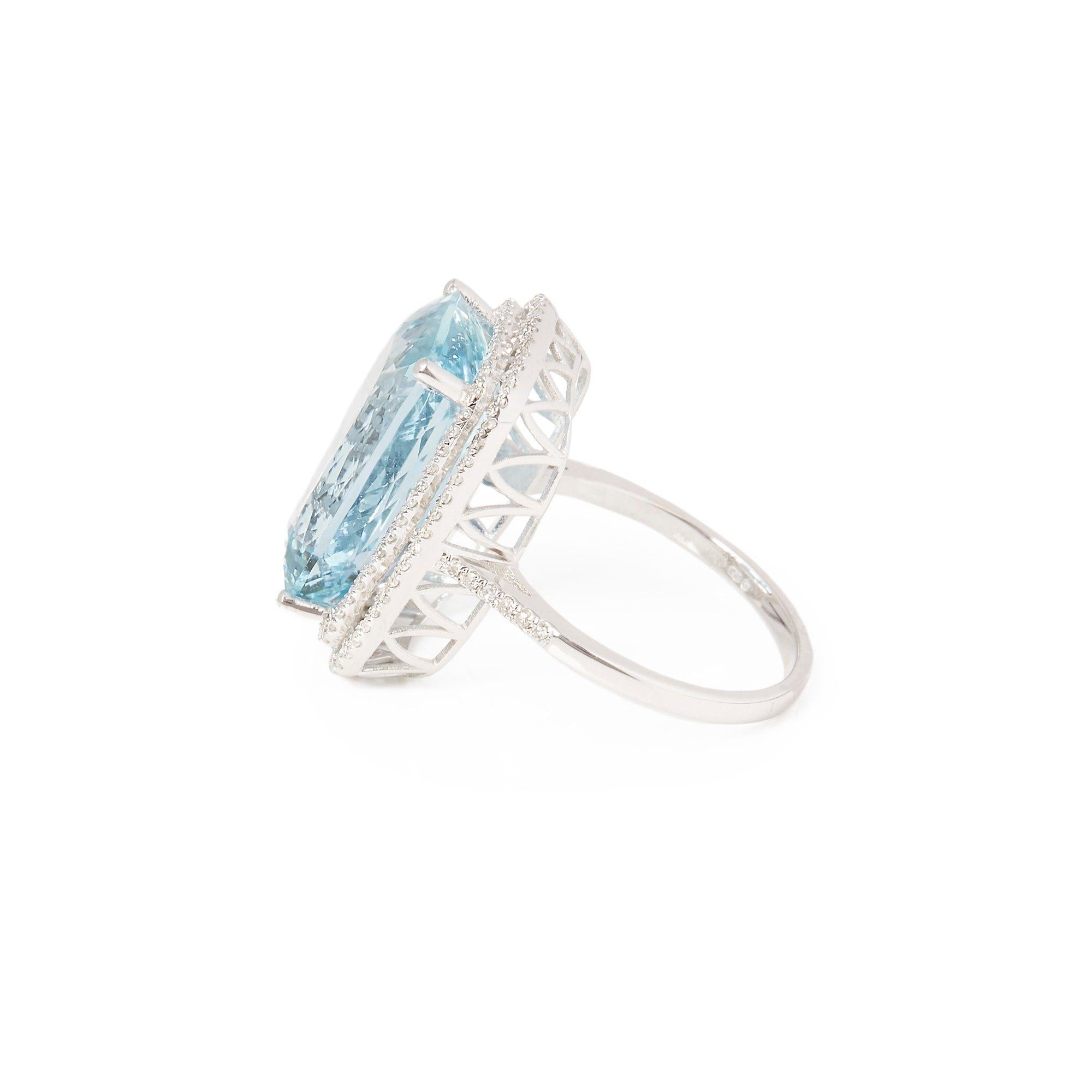 zertifizierter 10,96 Karat brasilianischer Aquamarin und Diamantring aus 18 Karat Gold (Kissenschliff) im Angebot