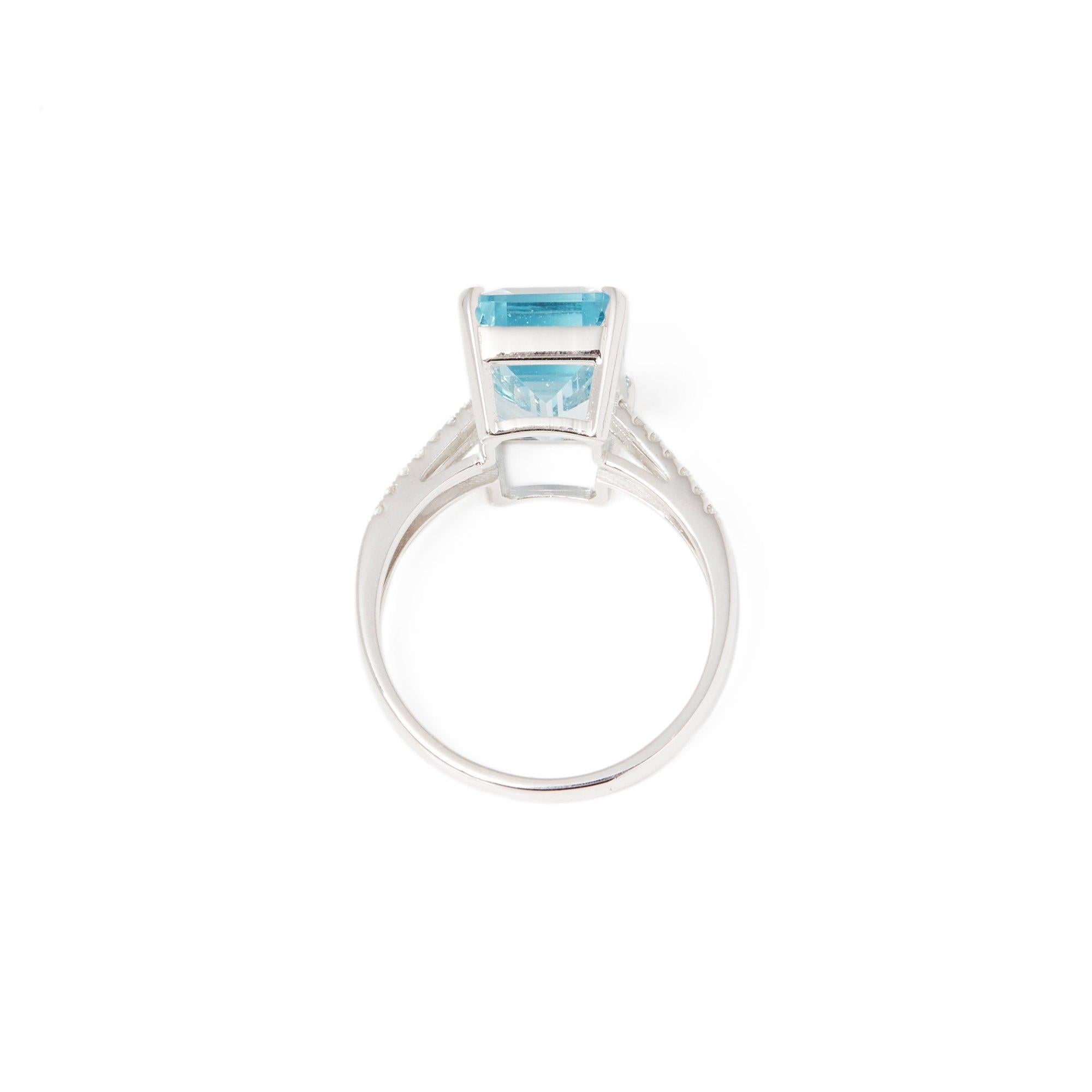 Women's or Men's Certified 5.22ct Emerald Cut Aquamarine and Diamond 18ct Gold Ring For Sale