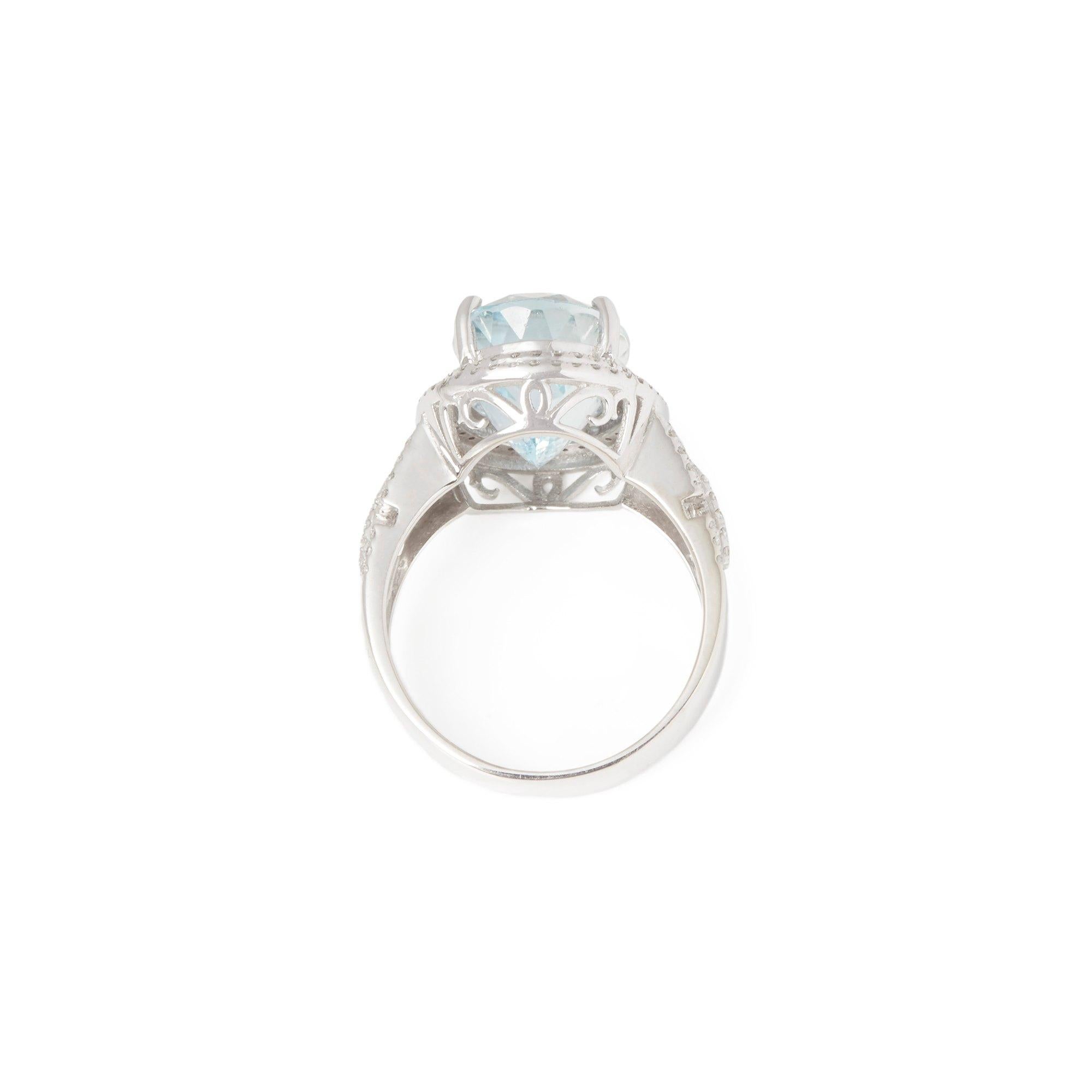 Certified 6.82ct Brazilian Oval Cut Aquamarine and Diamond 18ct gold Ring In New Condition For Sale In Bishop's Stortford, Hertfordshire
