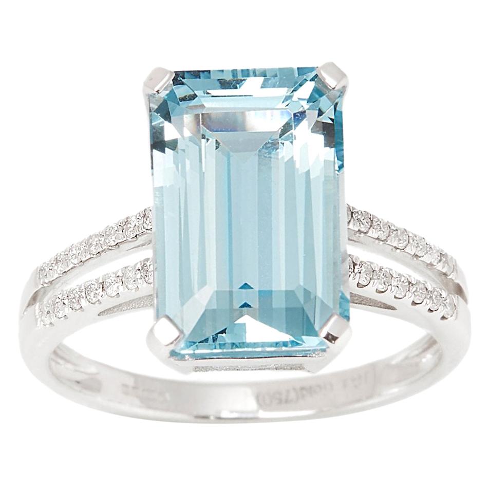 Certified 5.22ct Emerald Cut Aquamarine and Diamond 18ct Gold Ring For Sale