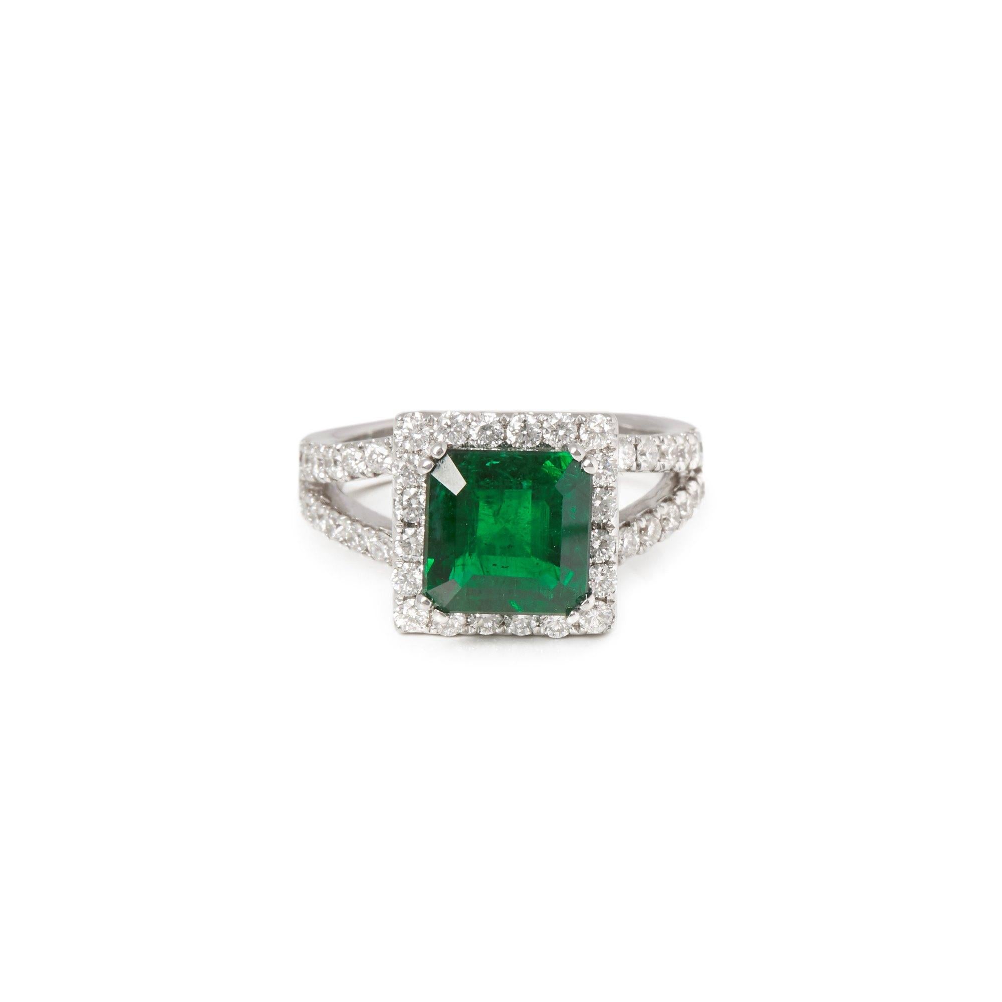 Dieser von David Jerome entworfene Ring stammt aus seiner Privatsammlung und enthält einen Smaragd im Quadratschliff mit insgesamt 4,60 Karat. Mit runden Diamanten im Brillantschliff von insgesamt 1,28 Karat in einer Fassung aus 18 Karat Weißgold.