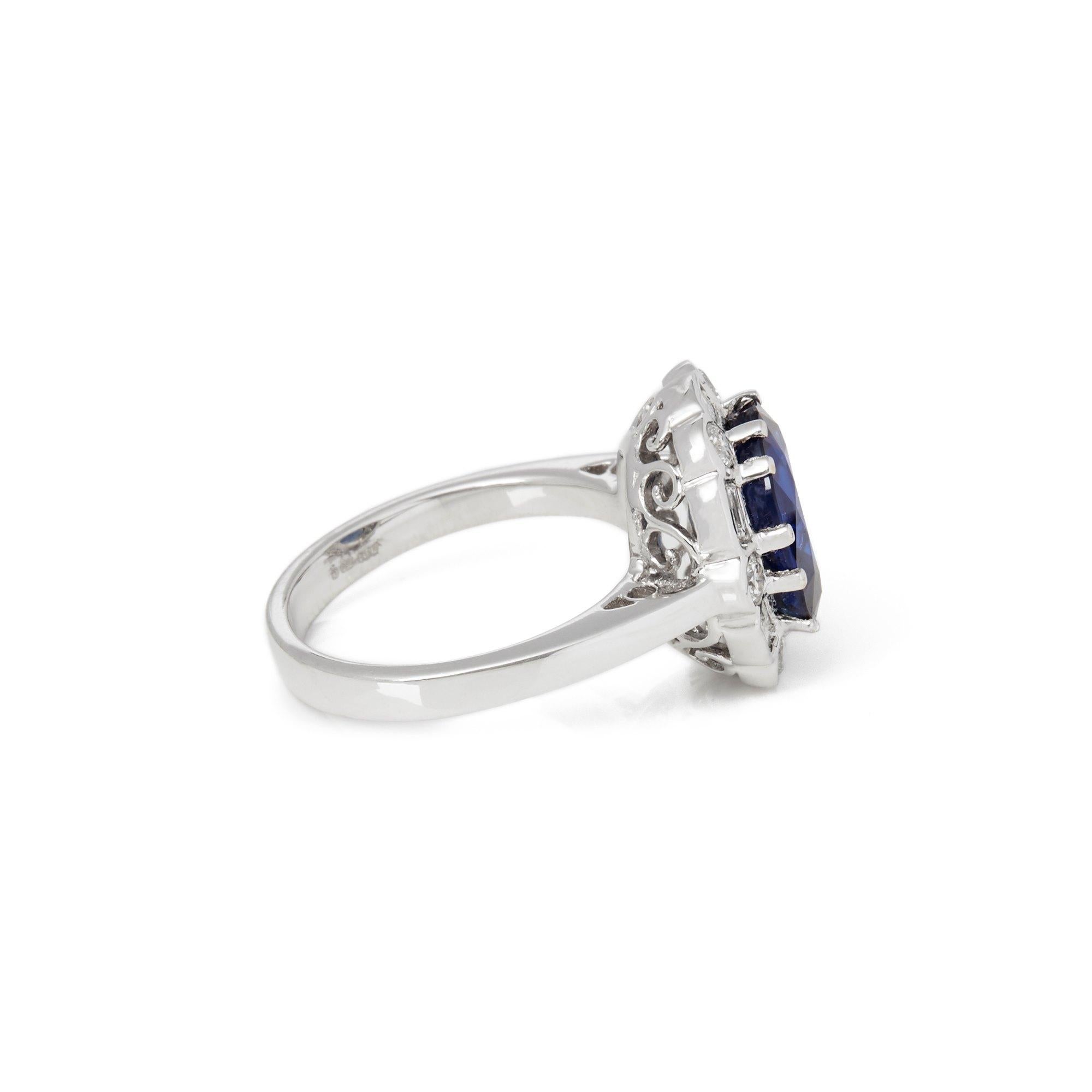 Contemporary Certified 5.21ct Unheated Burmese Sapphire and Diamond 18ct gold Ring For Sale