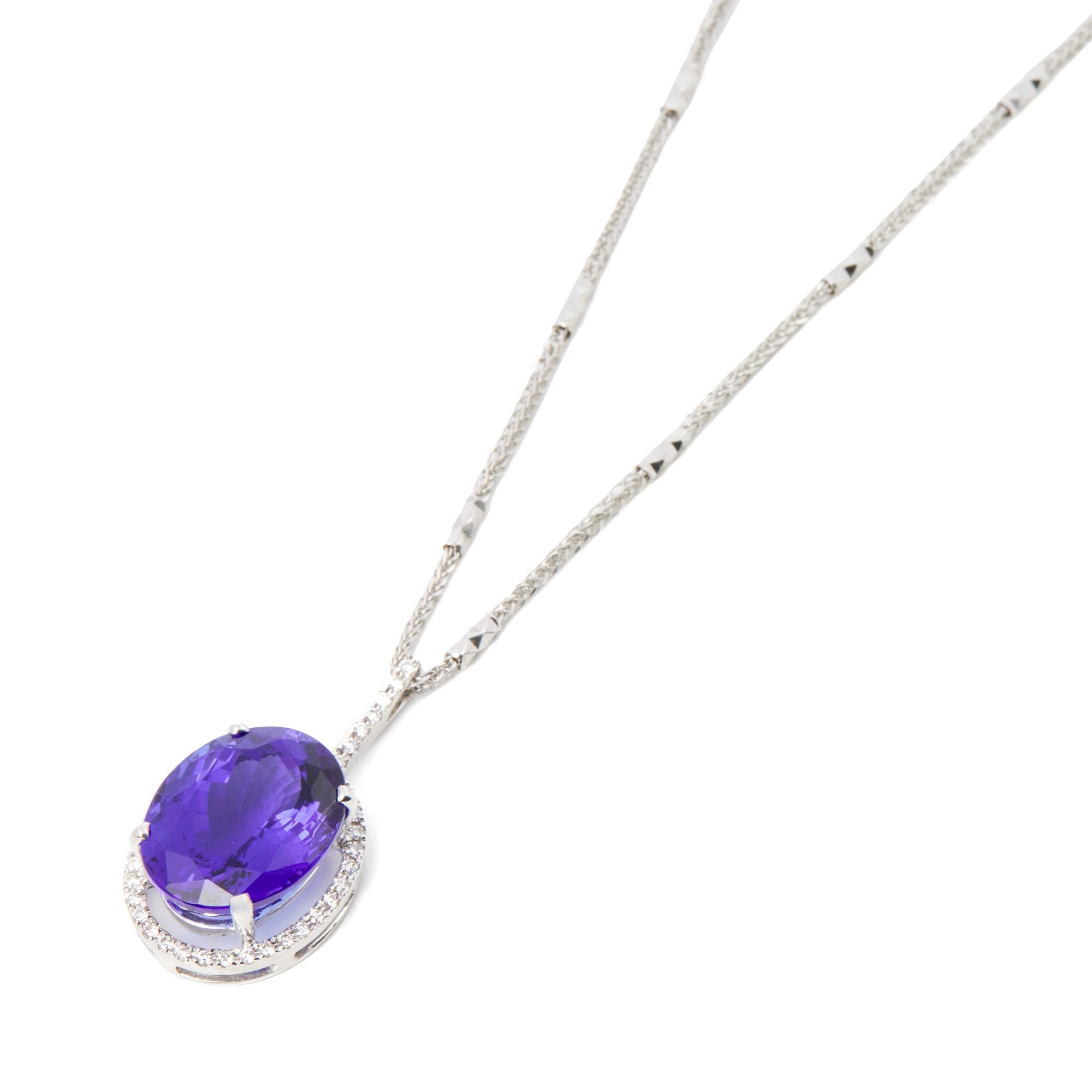 Dieser Anhänger stammt aus der Privatsammlung von Edelsteinschmuck, die von David Jerome einzeln entworfen wurde. Er besteht aus einem oval geschliffenen Tansanit, der mit Diamanten besetzt ist. Begleitet von einem IGR-Edelsteinzertifikat und einer