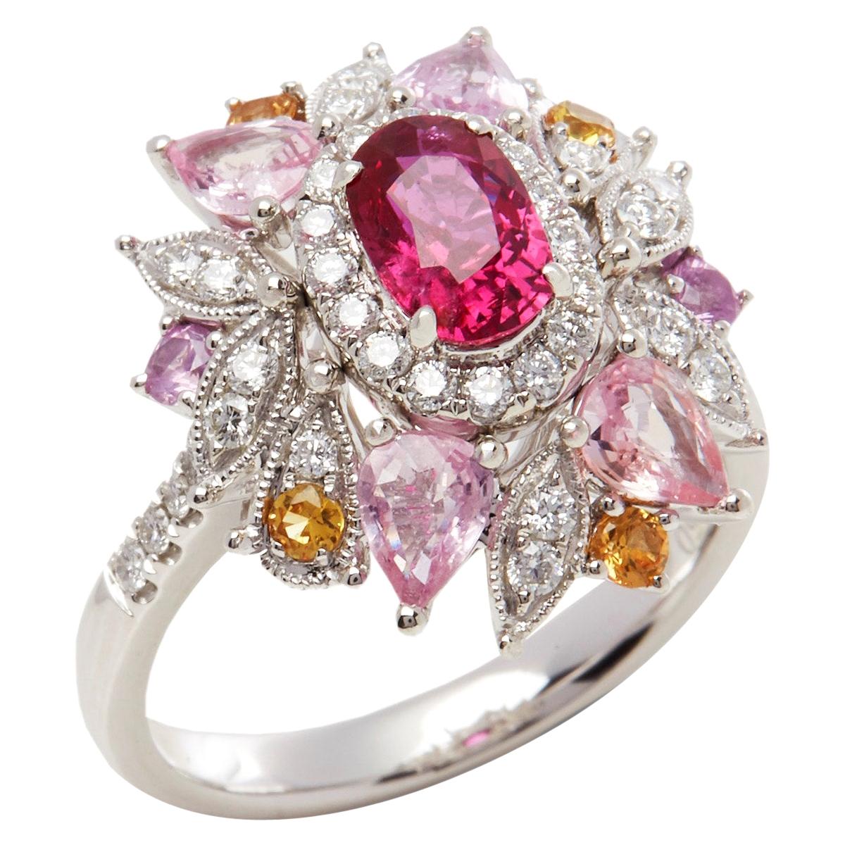 Cluster-Ring aus Platin mit Rubin, Diamant und gemischten Saphiren im Angebot