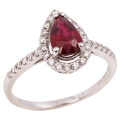 Ring mit zertifiziertem 1,11 Karat Rubin im Birnenschliff und Diamanten von Jerome