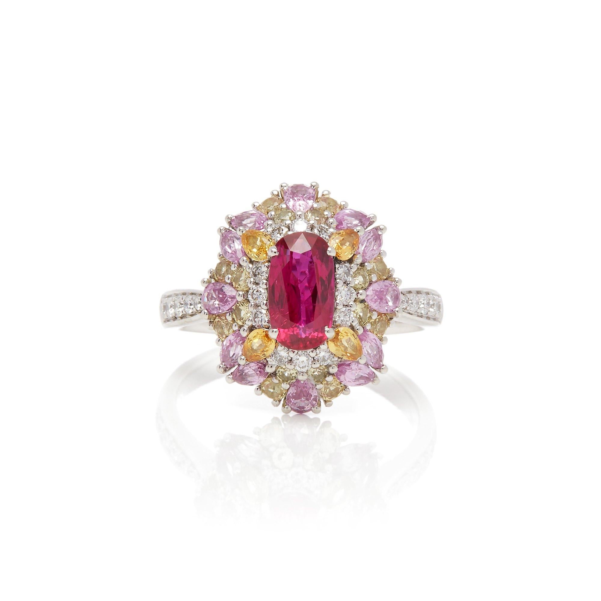 Cette bague conçue par David Jerome provient de sa collection privée et comporte un rubis de taille ovale provenant du Mozambique, d'une valeur totale de 1,15 ct. Serti d'un mélange de diamants ronds de taille brillant, de saphirs verts, roses et