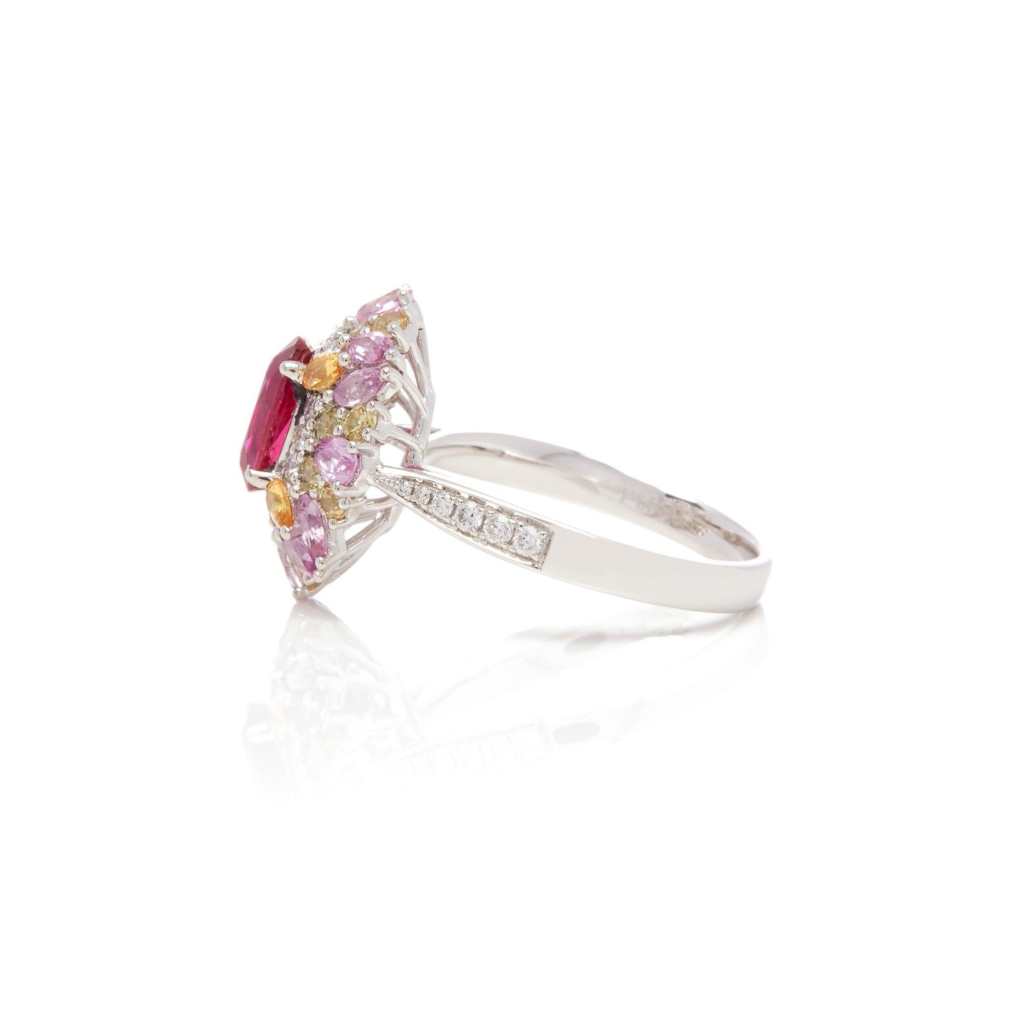 Taille ovale Bague grappe en platine ornée de rubis, diamants, saphirs rose et jaune en vente